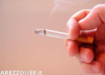 Vuole fumare in un locale e accoltella il gestore che glielo impedisce