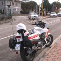 Incidente in via Fiorentina. Due feriti e semaforo fuori uso