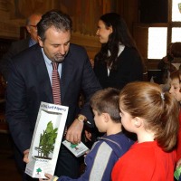Ai bambini un albero per amico