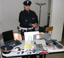 Tutto l’occorrente per un finto Bancomat, arrestati due rumeni Tutto l’occorrente per un finto Bancomat, arrestati due rumeni