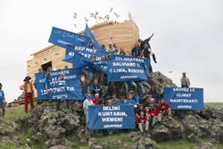 Greenpeace: ricostruita l’Arca di Noè sull’Ararat Greenpeace: ricostruita l’Arca di Noè sull’Ararat