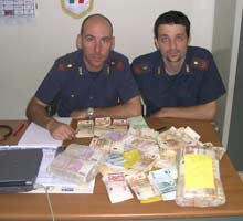 La Polstrada sequestra 700mila euro nascosti in una Mercedes La Polstrada sequestra 700mila euro nascosti in una Mercedes