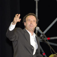 Benigni e la sua infanzia aretina. “Castiglion Fiorentino è bellissima. Mia mamma aveva la faccia della Madonna del Parto”