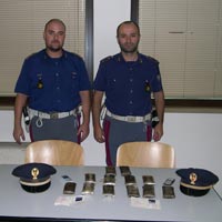 Trasportavano 3 chili di hashish nel bagagliaio Trasportavano 3 chili di hashish nel bagagliaio