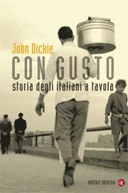 John Dichie in biblioteca con il suo nuovo libro