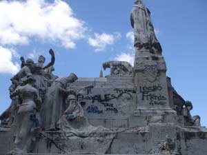 Petrarca: una statua rimessa a nuovo sotto l’occhio delle telecamere