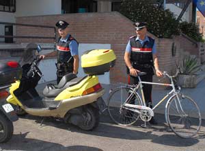 Scoperto deposito di ciclomotori rubati, in manette due rumeni