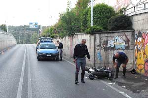 Si schianta con la sua moto nel sottopasso di Via Arno