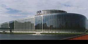 Strasburgo, crolla il soffitto del Parlamento europeo