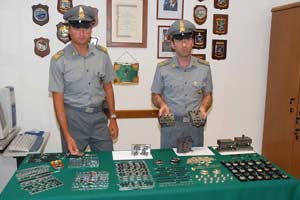Sequestrati oltre 12mila prodotti di oreficeria contraffatti Sequestrati oltre 12mila prodotti di oreficeria contraffatti