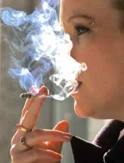 Fumo: studio, quello passivo aumenta rischi perdita udito adolescenti