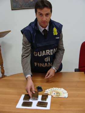 Arrestato spacciatore con mezzo chilo di hashish