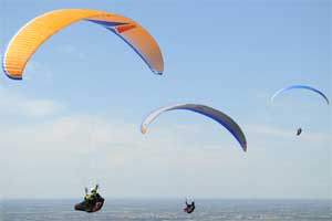 Si lancia con parapendio senza agganciare imbragatura: precita e muore