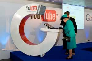 La regina Elisisabetta visita gli uffici londinesi di Google