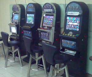 Avevano svaligiato videopoker in un bar, individuati e denunciati