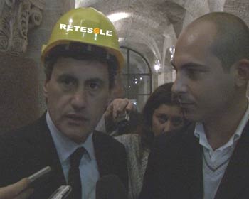 Sicurezza sul lavoro: Alemanno indossa casco donato da Retesole