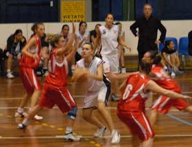 Le ragazze del FreeBasket Arezzo demoliscono il Pistoia 48-92