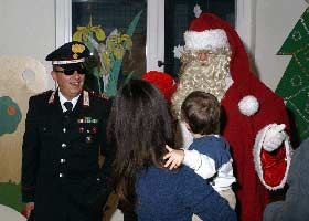 I Carabinieri in visita al reparto pediatrico del San Donato