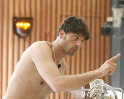 Paolo Mari si denuda nella casa e il Grande Fratello lo squalifica