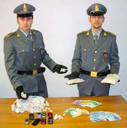 Confezionava ‘caramelle’ di droga in casa, arrestato tunisino