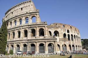 In otto salgono sul Colosseo per protestare contro sgomberi