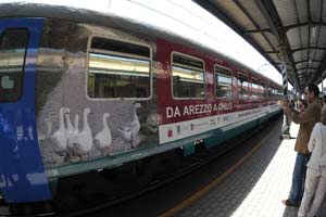 Si getta sotto il treno, muore nella notte donna a Bucine