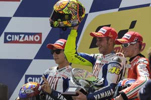 Gp Catalogna, Rossi trionfa davanti a Lorenzo