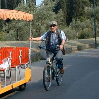 Ciclisti alla pari di automobilisti e motociclisti