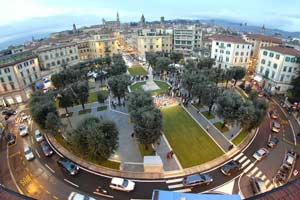 Piazza Guido Monaco, con i gazebo per un tocco di eleganza in più
