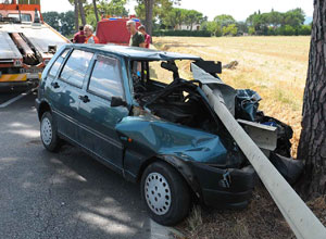 Auto fuori strada, muore una 74enne ferito il bimbo a bordo