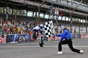 Lorenzo conquista una vittoria importante. Rossi cade