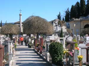Cimitero: domenica mattina apertura alle 10