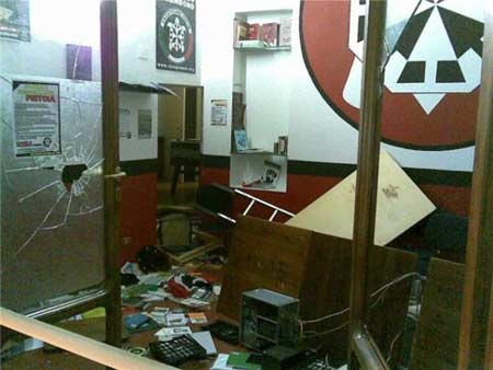 Pistoia, devastata la sede di Casapound Italia Pistoia, devastata la sede di Casapound Italia