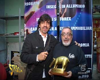 Striscia la Notizia: tapiro d’oro all’ex conduttore tv Pino Maffi