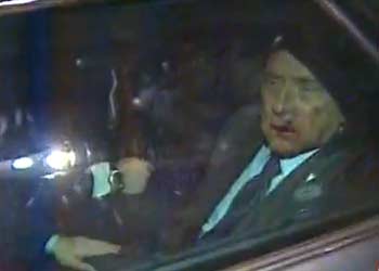 Silvio Berlusconi colpito al volto
