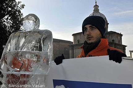 A Roma spunta una statua di ghiaccio di Berlusconi