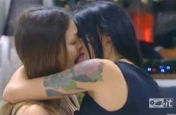 Grande Fratello: un bacio saffico tra Veronica e Sarah Nile