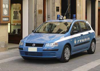 Arrestato l’autore del furto di una borsa all’interno di un’auto in sosta