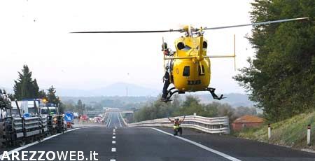 A1: auto urta camion e finisce fuori strada, 45enne ricoverato a Siena