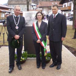 Un monumento contro le stragi naziste a Mittenwald in Germania Un monumento contro le stragi naziste a Mittenwald in Germania