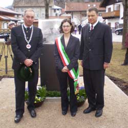 Un monumento contro le stragi naziste a Mittenwald in Germania