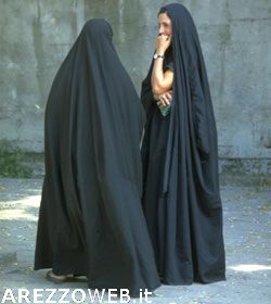 Porta figlio all’asilo in burqa, bambini spaventati da ‘maestra nera’
