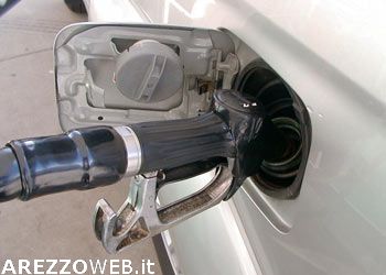 Benzina, la verde a quasi 1,44 euro al litro