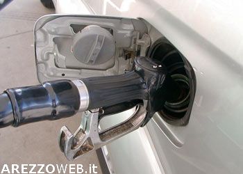 Carburanti: proseguono rialzi, tre compagnie mettono mani ai listini