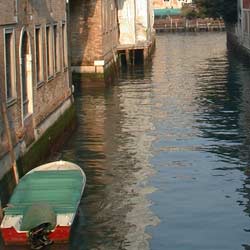 Venezia, 13enne cade in un canale con la sua bici e annega