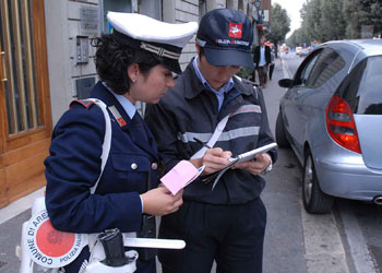 La Polizia Municipale ferma due parcheggiatori abusi in via Laschi