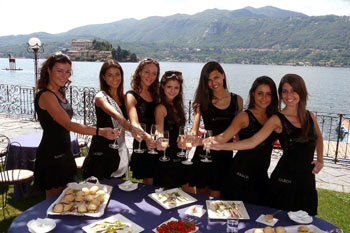 Miss a piedi nudi in spiaggia sul lago d’Orta