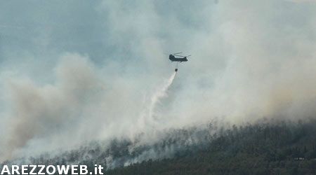 Incendi boschivi: canadair ed elicotteri in azione su 20 roghi