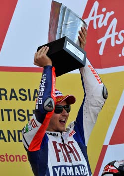 Jorge Lorenzo conquista di forza la vittoria a Silverstone
