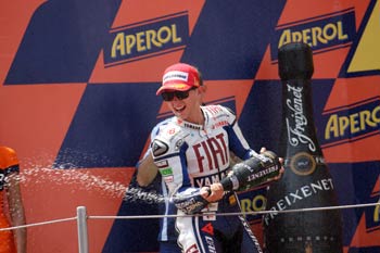Lorenzo mette a segno una storico vittoria sul circuito di casa